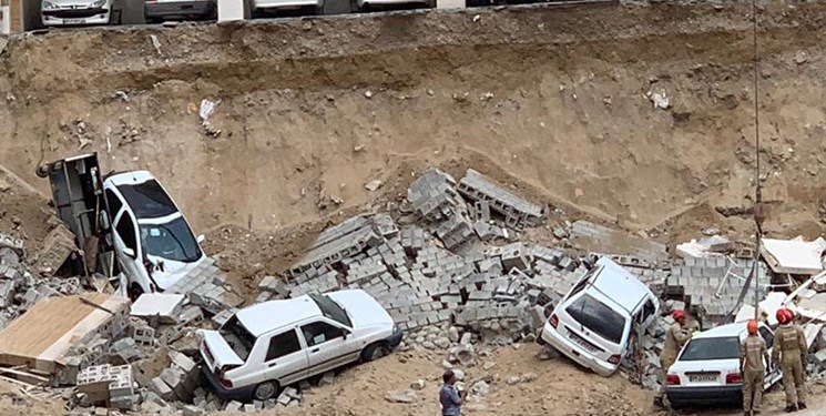 حادثه ریزش دیوار و پارکینگ خانه در بندرعباس +عکس