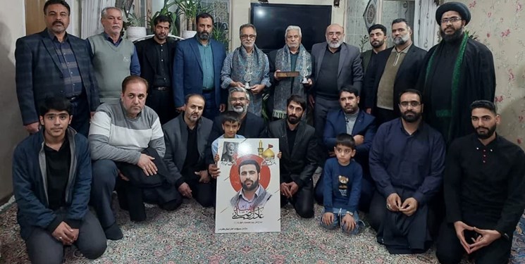 رئیس بسیج مداحان به خانواده شهدای کرمان ادای احترام کرد+عکس