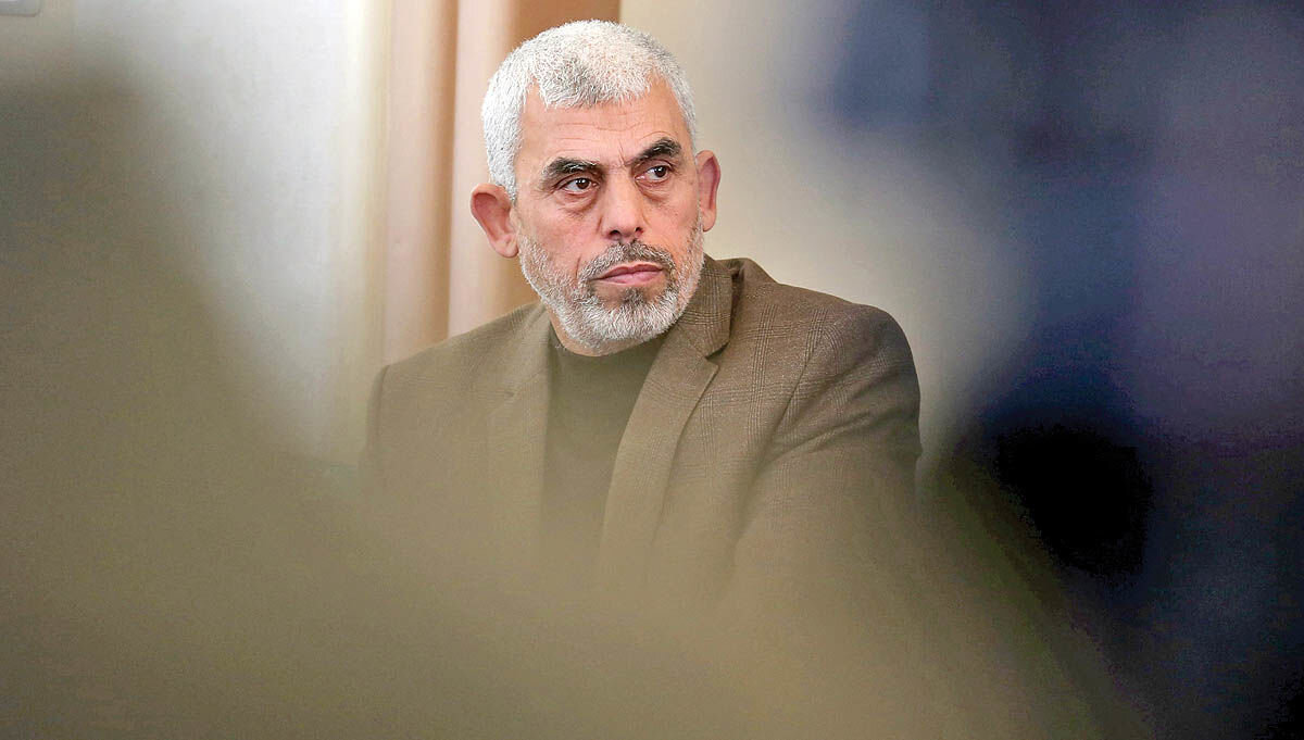 ببینید | ویدیوی جدید از شهید سنوار ساعاتی قبل از شهادت در ساختمانی که محل عروجش شد