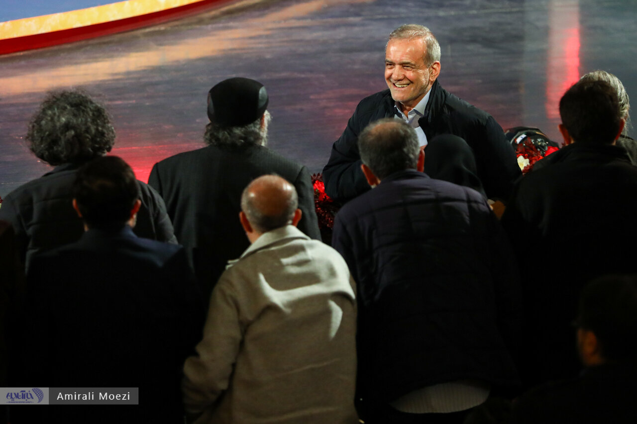 تصاویر | قاب‌هایی ماندگار اهدای جوایز برندگان جشنواره فجر توسط پزشکیان