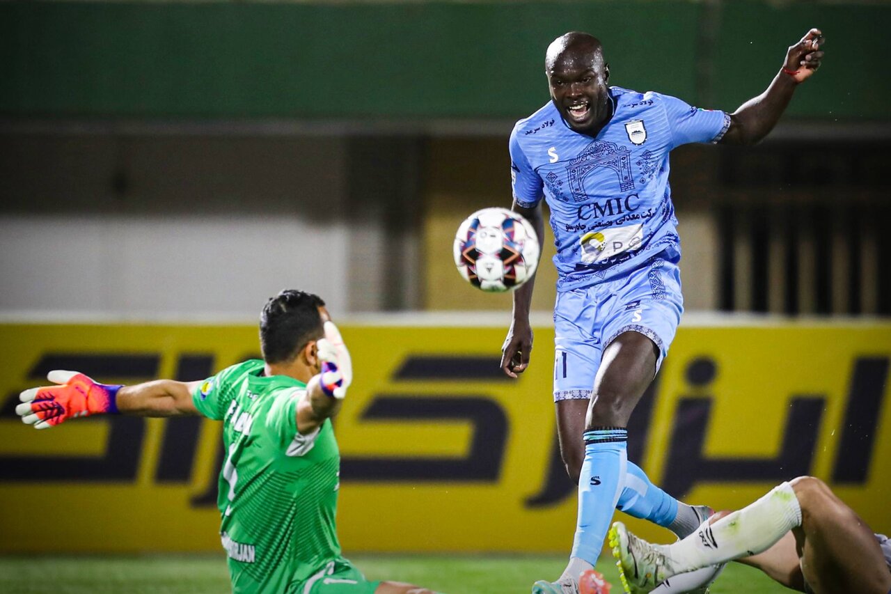 صدرنشین لیگ برتر در یزد تحقیر شد؛ برد ارزشمند فجر در خانه