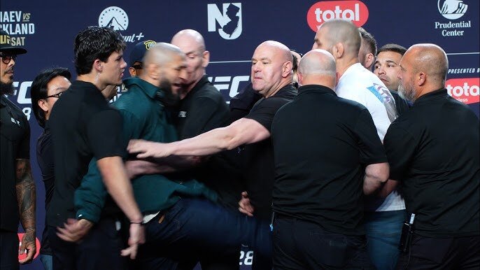 ببینید | لگد زدن چیمایف به استریکلند در جریان دوئل نگاهها پیش از تورنمنت UFC ببینید | لگد زدن چیمایف به استریکلند در جریان دوئل نگاهها پیش از تورنمنت UFC