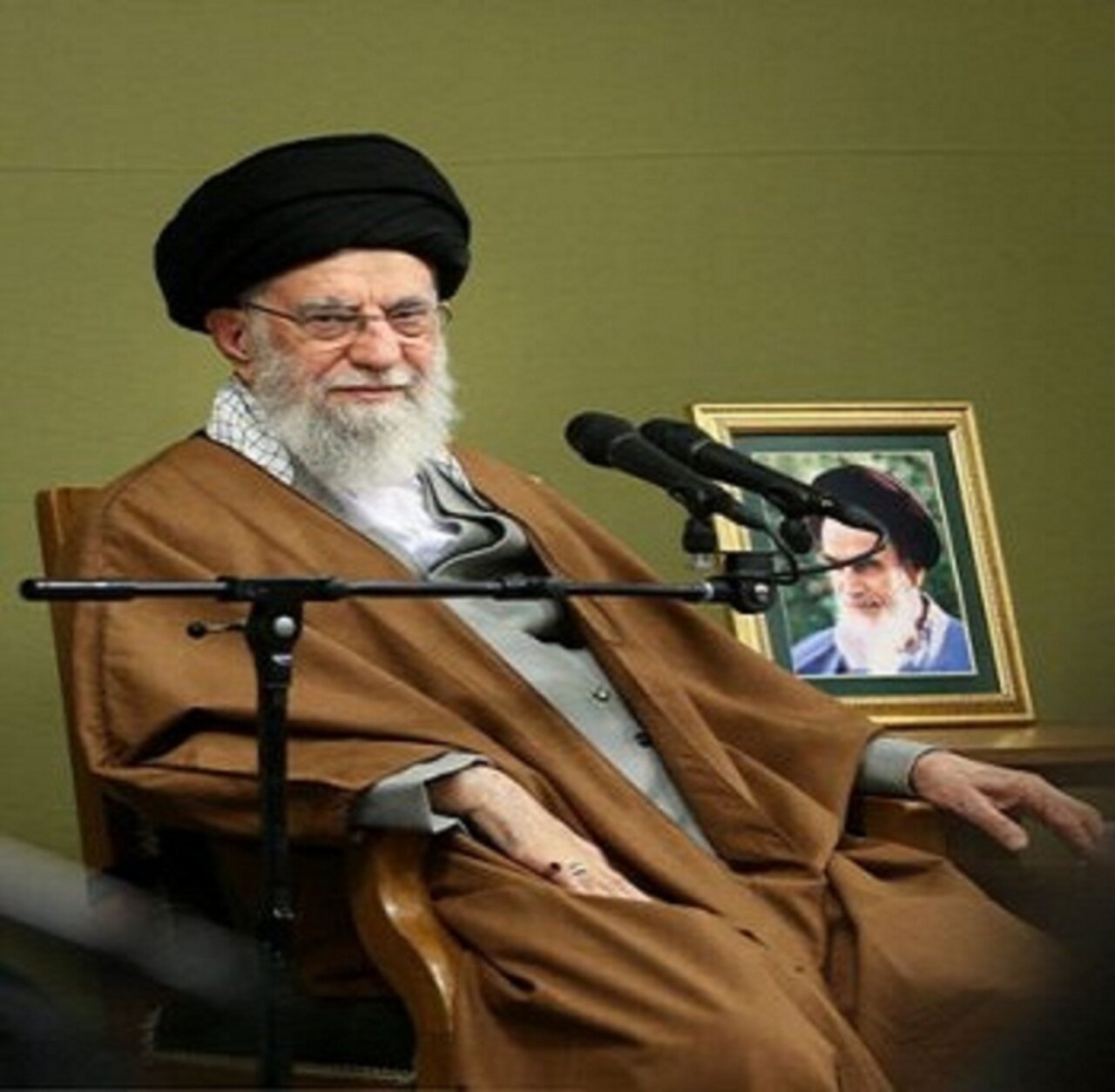 نگاهی گذرا به زندگینامه‌ی حضرت آیت‌الله‌العظمی شهید سیدعلی حسینی خامنه‌ای