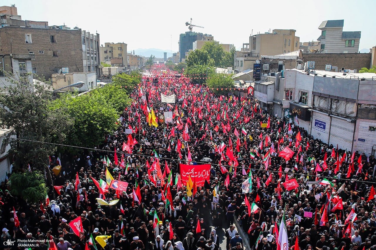 عکسی پربازدید از حاشیه مراسم تشییع پیکر رهبر شهید و خانواده ایشان عکسی پربازدید از حاشیه مراسم تشییع پیکر رهبر شهید و خانواده ایشان