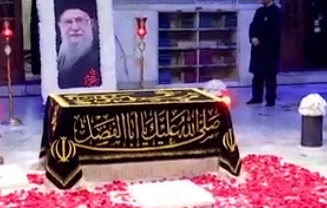 پارچه روی مزار رهبر شهید نوشته چه کسی است؟/ گریه و عزاداری مردم در فراق رهبر شهید+ عکس پارچه روی مزار رهبر شهید نوشته چه کسی است؟/ گریه و عزاداری مردم در فراق رهبر شهید+ عکس